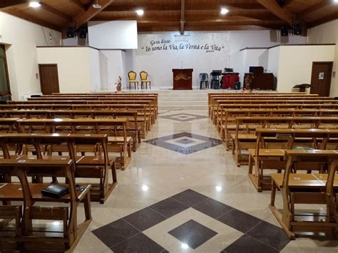 Foto di una chiesa evangelica afroamericana durante un servizio