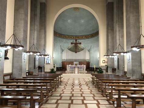 Interno della chiesa di Santo Stefano con struttura ad anfiteatro