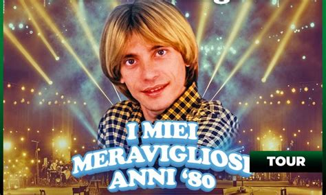 Foto di Nino D'Angelo durante un'esibizione