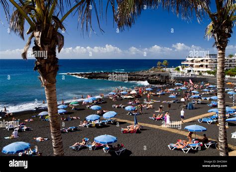 foto di una spiaggia di sabbia nera a Tenerife