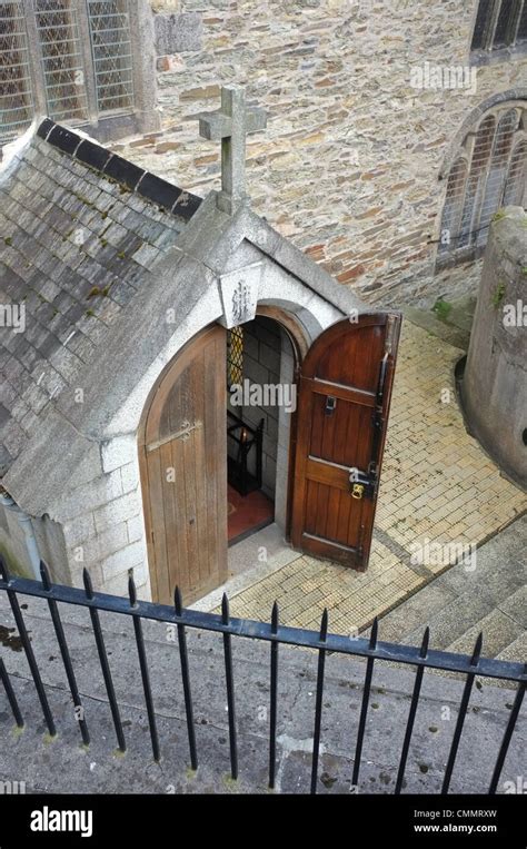 foto di una comunità parrocchiale accogliente con porte aperte