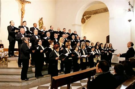 Un coro liturgico che esegue un canto solenne durante una messa