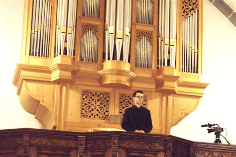 Un organista al concerto in una grande cattedrale