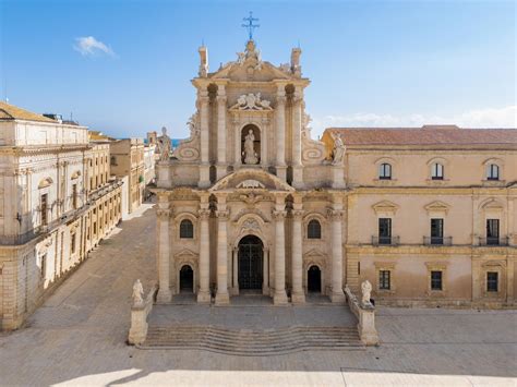 Vista esterna della Cattedrale di Siracusa con le colonne doriche integrate nella facciata