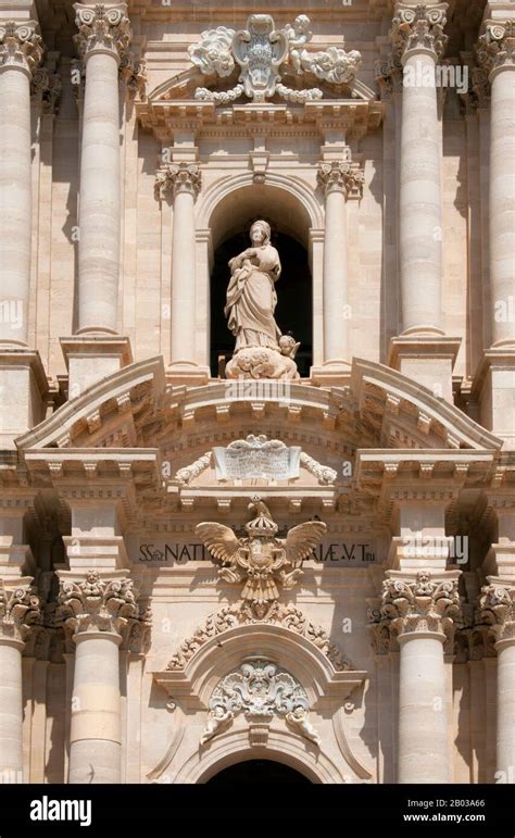 Dettaglio delle colonne doriche incorporate nelle mura interne della Cattedrale