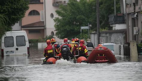 raffigurazione di persone che riflettono in un ambiente sereno ma con elementi di crisi sullo sfondo