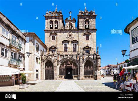 Coro alto della Cattedrale di Braga con sedie corali in legno intagliato e dorato