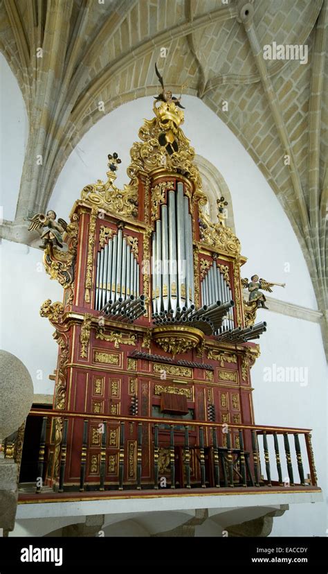 Organo monumentale barocco della Cattedrale di Braga con sculture decorative