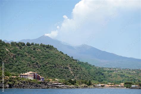 Vista panoramica di Santa Tecla con il mare in primo piano