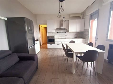 Interno di un bilocale arredato con cucina a vista e soggiorno