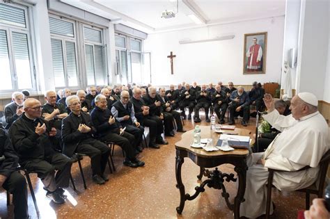 Papa Francesco incontra un gruppo di sacerdoti, dialogando in un contesto informale