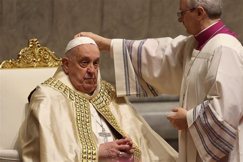 foto di Papa Francesco che accarezza una pecora, simbolo del 