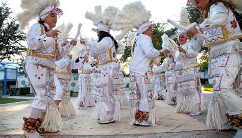 Foto di un gruppo di Matachines in costume tradizionale, impegnati in una danza rituale con tamburi e maracas.