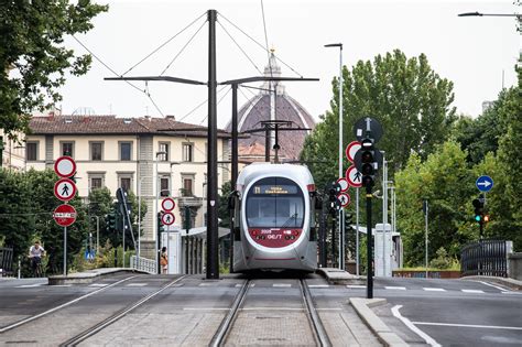 Vecchia foto della tramvia di Arni o di cavatori al lavoro in una cava storica.