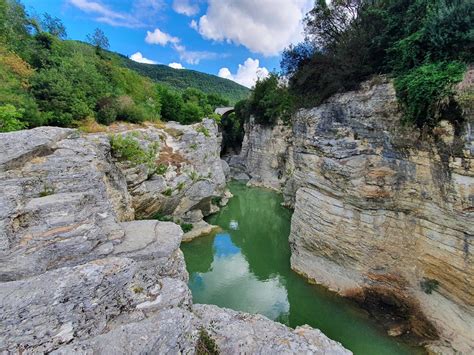 Foto delle Marmitte dei Giganti nel letto di un torrente.
