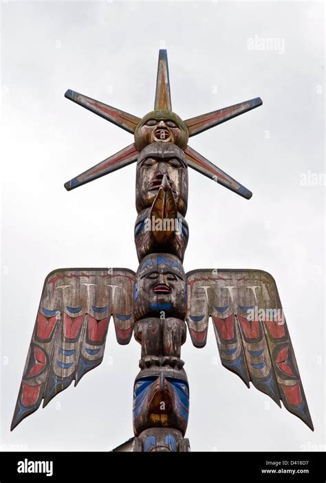 Esempio di un totem scolpito tipico delle tribù del Pacifico nord-occidentale
