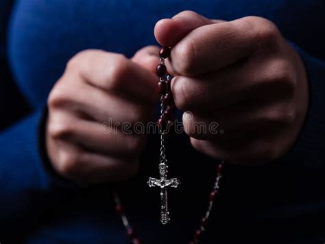 Mani che pregano con il rosario, simbolo di preghiera e fede