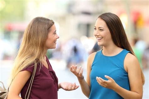 Persone che si incontrano e dialogano in una comunità di fede