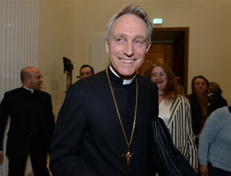 Foto di Georg Gänswein in abiti sacerdotali