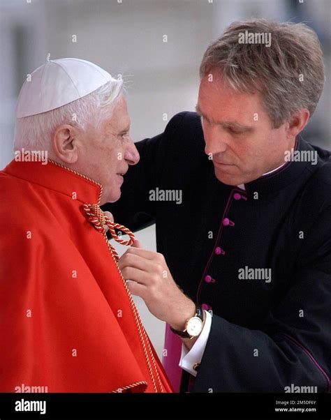 Foto di Georg Gänswein accanto a Benedetto XVI