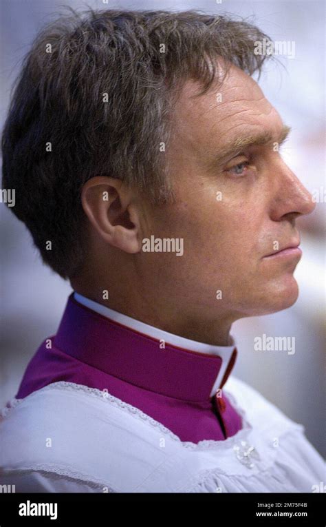Foto di Georg Gänswein in un momento di riflessione o preghiera