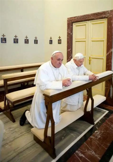 Foto che mostra Monsignor Gänswein tra Papa Francesco e Benedetto XVI