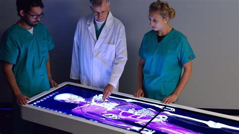 Studenti che utilizzano un Anatomage Table durante una lezione di anatomia
