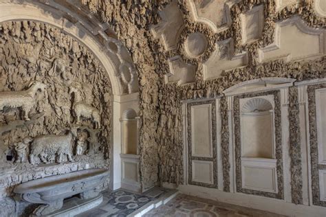 interno della Grotticina di Madama con decorazioni scultoree e pittoriche