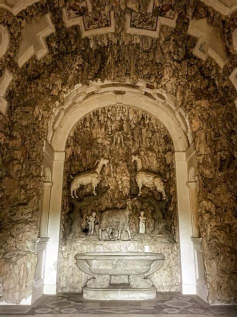 dettaglio scultoreo di una capra e dei puttini con delfino nella Grotticina di Madama