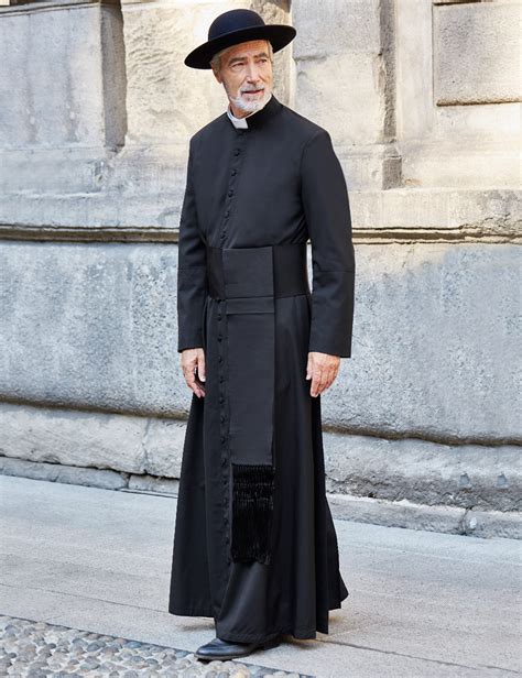 Ritratto di un sacerdote missionario anziano, sorridente, in abiti civili o talare, con un paesaggio africano stilizzato sullo sfondo