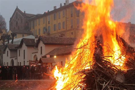 Falò tradizionale di Sant'Antonio Abate in un villaggio sardo