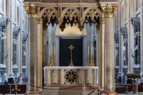 Rappresentazione storica di pellegrini che venerano reliquie