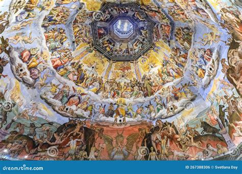 Fotografia dettagliata degli affreschi restaurati all'interno dell'oratorio di Pray.