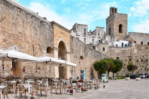 Veduta panoramica di Otranto con il centro storico e il mare Adriatico