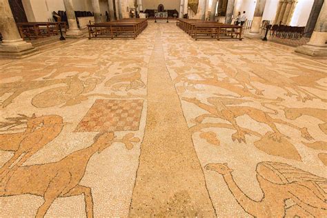 Interno della Cattedrale di Otranto, con particolare sui mosaici o la cripta