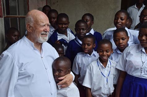 Foto di un missionario comboniano con la popolazione locale