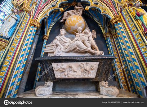 Statua o monumento di Isaac Newton nell'Abbazia di Westminster