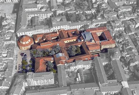 Foto panoramica del complesso parrocchiale San Giuseppe a Monza, che mostra la disposizione degli edifici rivestiti in laterizio