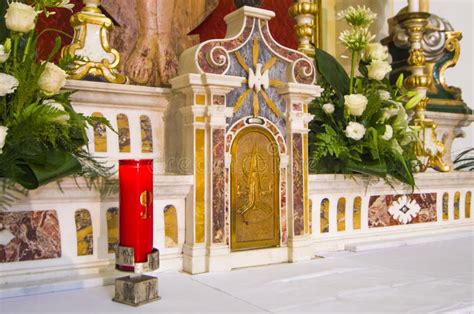 Immagine dell'interno della chiesa di San Giuseppe, che mostra l'altare e il tabernacolo illuminato dal lucernario