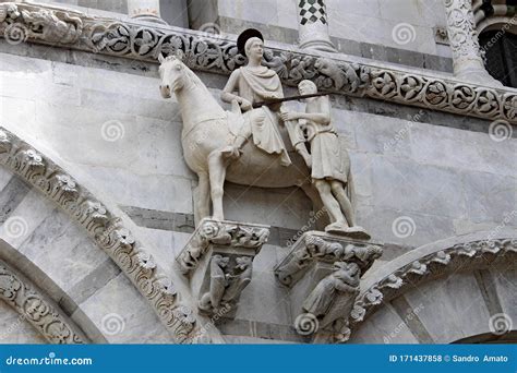 Statua di San Martino sulla cupola della basilica