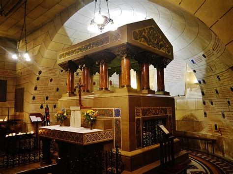 Interno della cripta con la tomba di San Martino