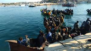 Immagine dell'hotspot di Lampedusa con molti migranti