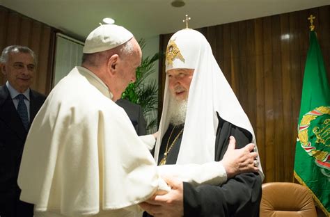 Foto dell'incontro tra Papa Francesco e il Patriarca Kirill