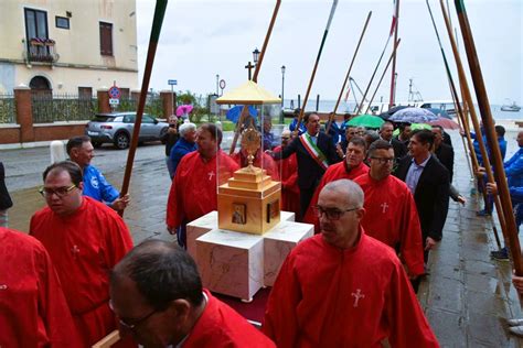 Pellegrini ortodossi in fila per venerare le reliquie di San Nicola a Bari