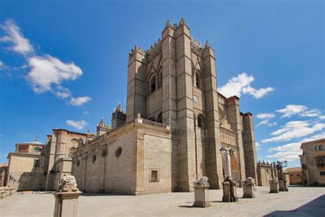 Vista esterna della Cattedrale di Ávila con le sue mura fortificate