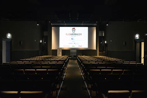 Interno della Sala della Comunità di Bolgare, durante una proiezione cinematografica o uno spettacolo