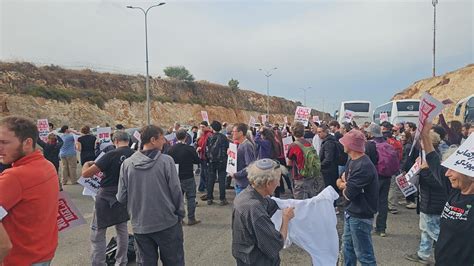Foto di un gruppo di attivisti pro-life che partecipano a una veglia di preghiera pacifica, prima dell'introduzione dei divieti