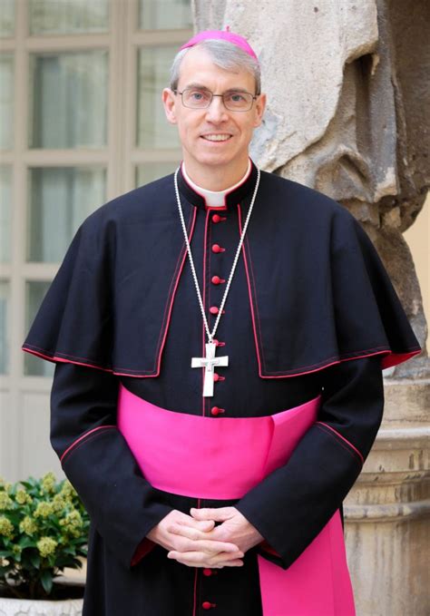 Vescovo Corrado Sanguineti durante una celebrazione in Duomo a Pavia