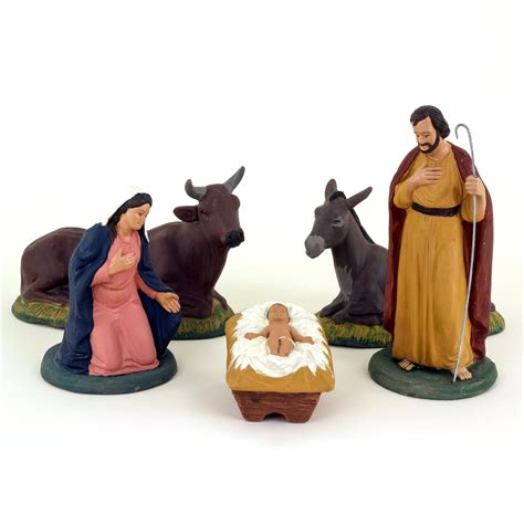 Collage di statuine di presepe realizzate in diversi materiali: legno, ceramica, terracotta