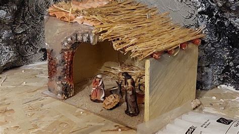 Dettaglio di una capanna per presepe, con elementi in miniatura come lanterne e mangiatoie